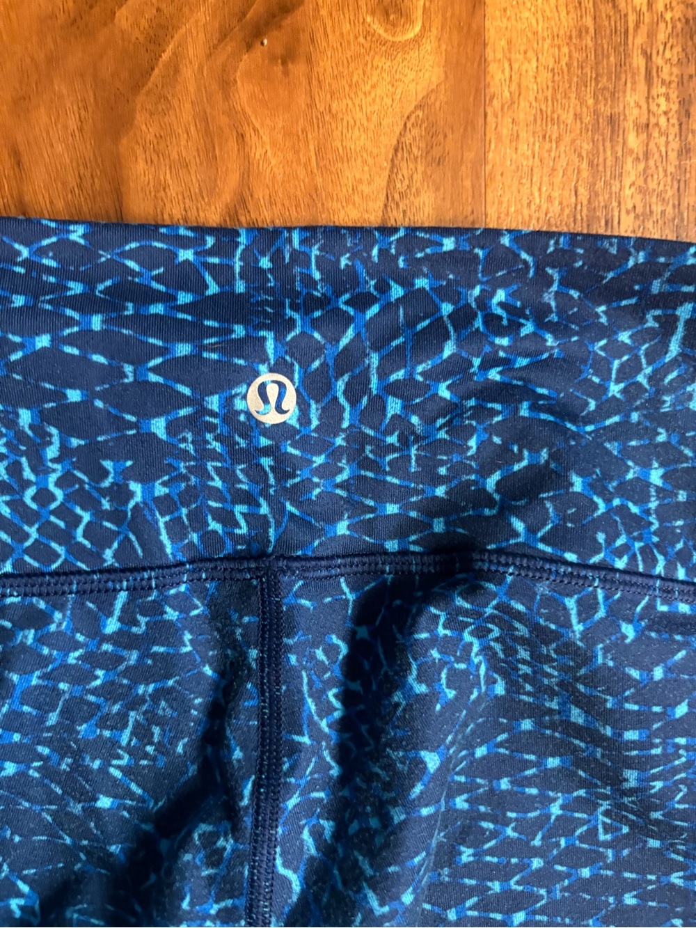 lululemon athletica women’s Blue Patterned athletic leggings. Full length.